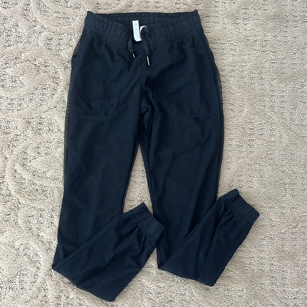 Lululemon Black fishnet Joggers Size 2